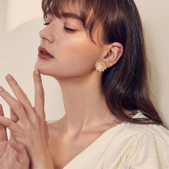 🔥⏭️NIB Sunflower 14k Gold Plated Stud Earrings - Picture 14 of 15